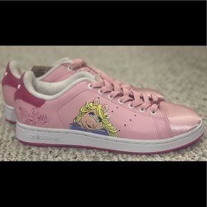 Adidas Adicolor Miss Piggy sneakers! Size 8, NWT, pristine satiny pink! 🐽💓💎
